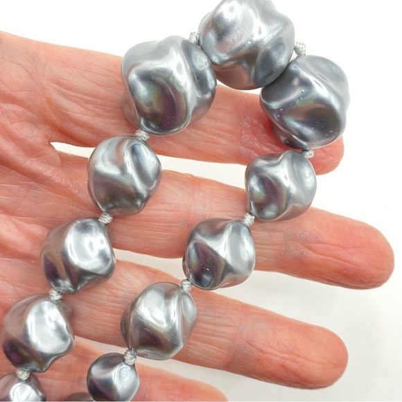 TRIFARI Gray Textured Lucite Beaded Necklace Vintage - Picture 5 of 9